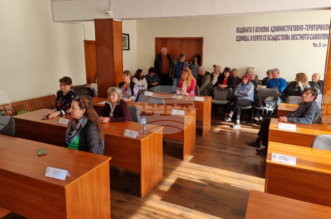 Пътят на еврото: Експерти от КЗП и НАП разясниха на гражданите в 27 общини през седмицата основни въпроси от процеса по въвеждане на еврото у нас