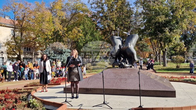 Свищов почете Деня на народните будители пред Паметника на дарителите