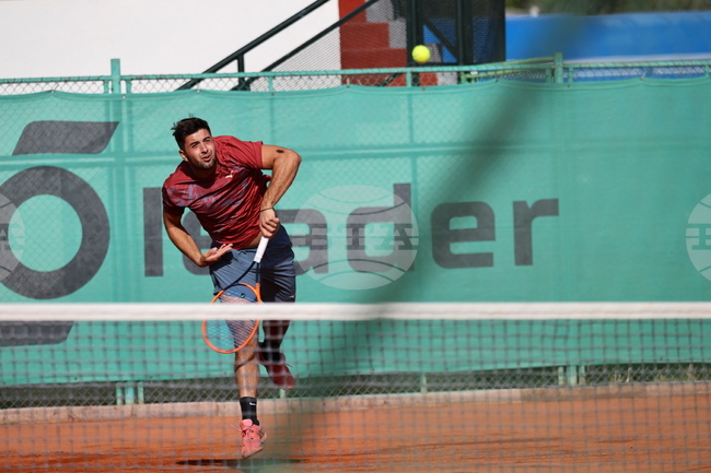 Динко Динев достигна до четвъртфиналите на сингъл на турнир по тенис в Анталия