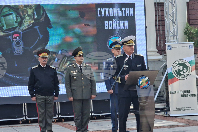 Фотоизложба „В служба на народ и Родина“ бе открита в София по повод празника на Сухопътните войски 