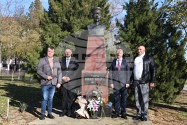 Украйна - Паметник на Иван Колев - цветя