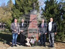Украйна - Паметник на Иван Колев - цветя