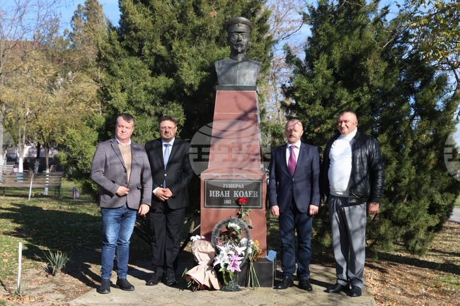 Украйна - Паметник на Иван Колев - цветя