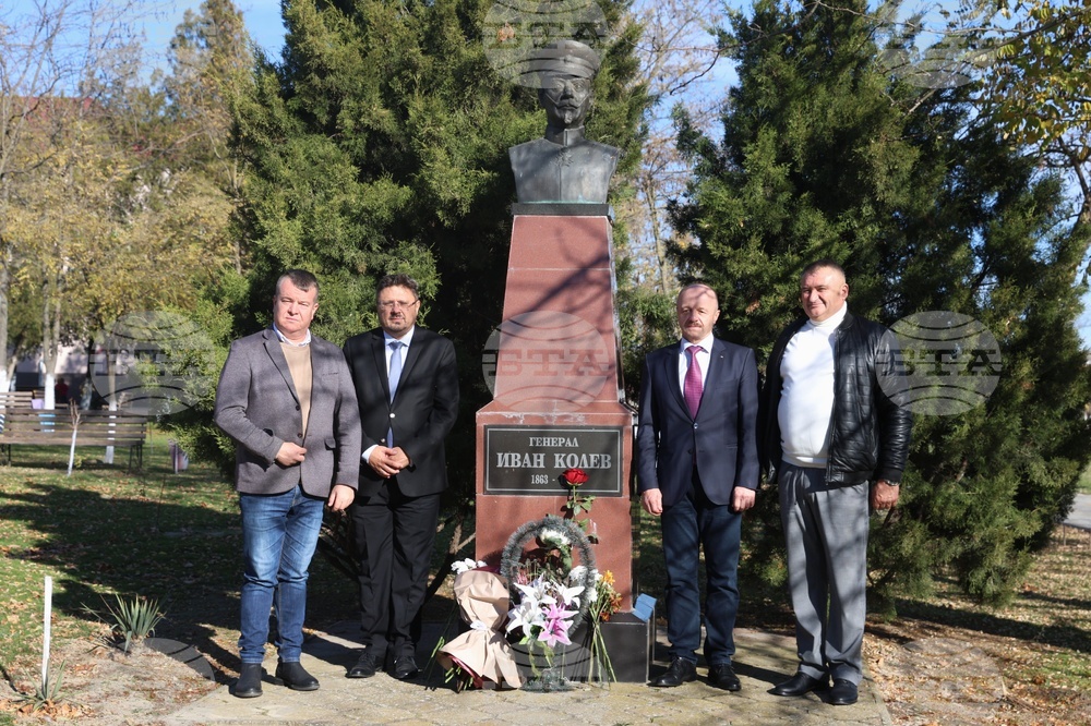 Украйна - Паметник на Иван Колев - цветя