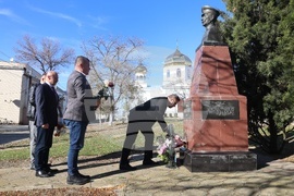 Украйна - Паметник на Иван Колев - цветя