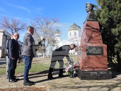 Украйна - Паметник на Иван Колев - цветя