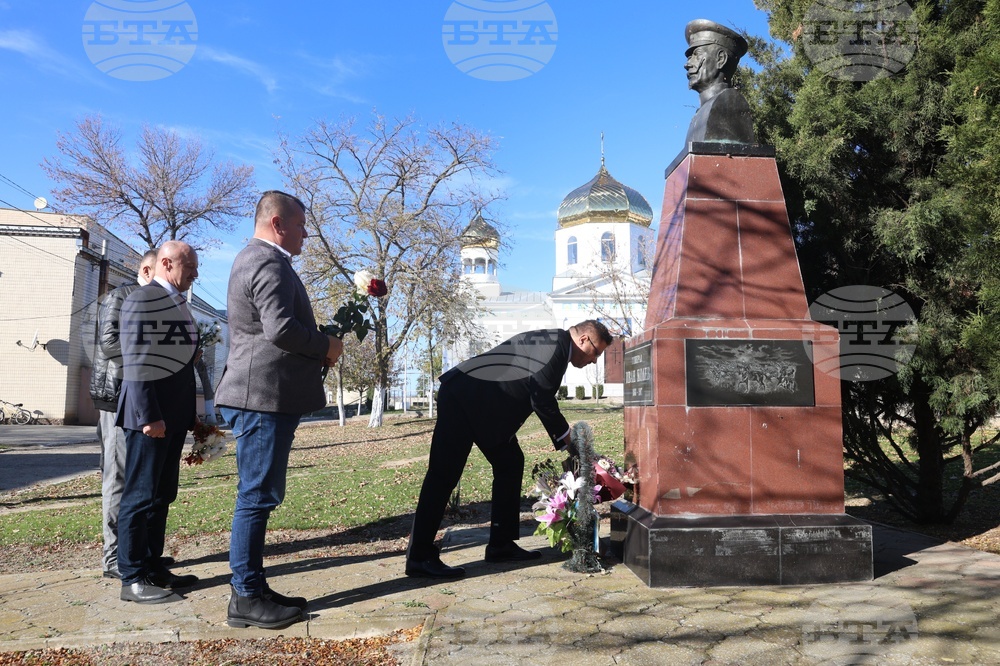 Украйна - Паметник на Иван Колев - цветя