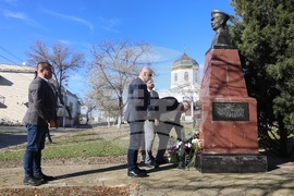 Украйна - Паметник на Иван Колев - цветя