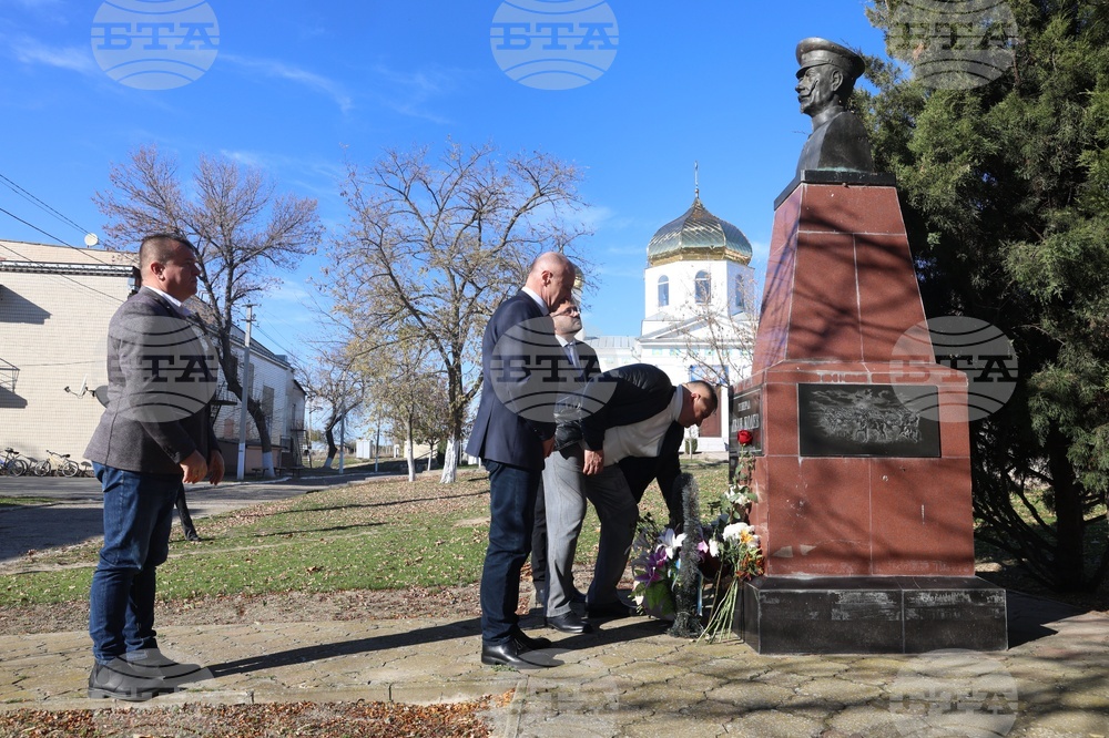 Украйна - Паметник на Иван Колев - цветя