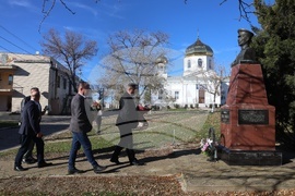 Украйна - Паметник на Иван Колев - цветя