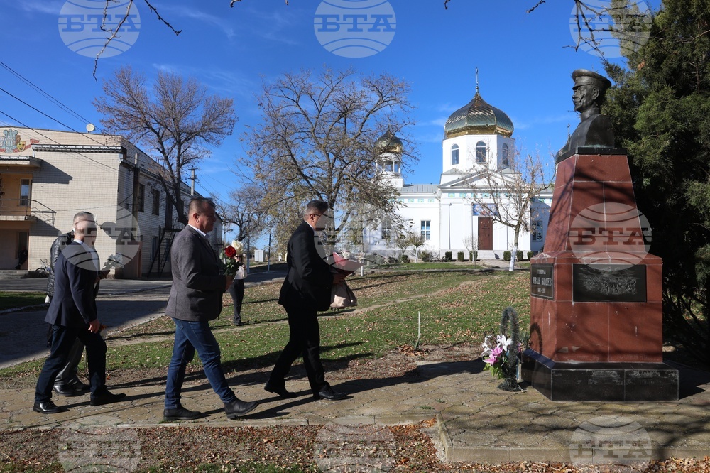 Украйна - Паметник на Иван Колев - цветя