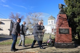Украйна - Паметник на Иван Колев - цветя
