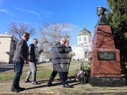 Украйна - Паметник на Иван Колев - цветя