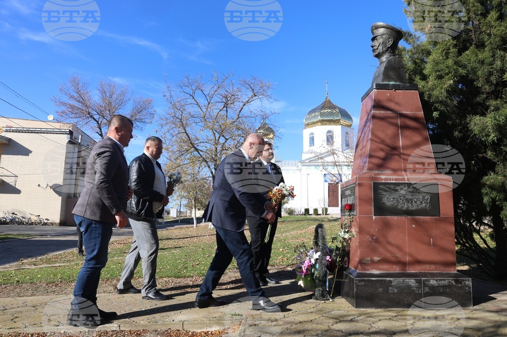 Украйна - Паметник на Иван Колев - цветя