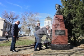 Украйна - Паметник на Иван Колев - цветя