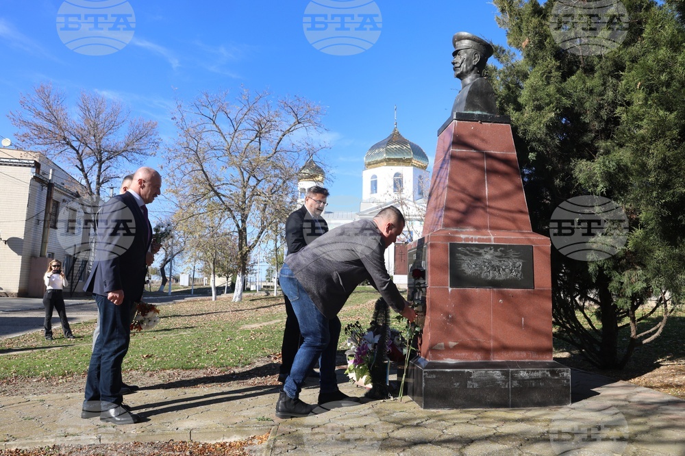 Украйна - Паметник на Иван Колев - цветя