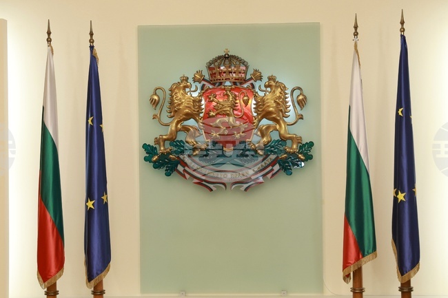 Очаква се в следващите дни президентът Румен Радев да връчи първия проучвателен мандат за съставяне на правителство