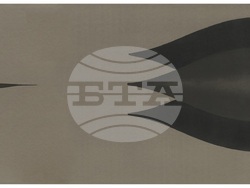 Велико Маринчевски подрежда изложба с творби, създадени в ателиетата на международната Графична база Гуанлан. Снимка: Галерия „Ракурси“