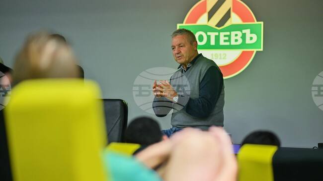 Легенди на Ботев (Пловдив) подкрепиха играчите на отбора преди градското дерби с Локомотив