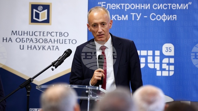 Ще се приеме решение на Министерския съвет за разширяване на Технологичното училище "Електронни системи", каза министър Красимир Вълчев