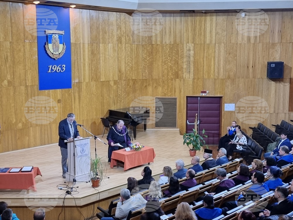 Проф. Анчо Калоянов изнесе лекция за значимостта на Деня на народните будители при честването във Великотърновския университет