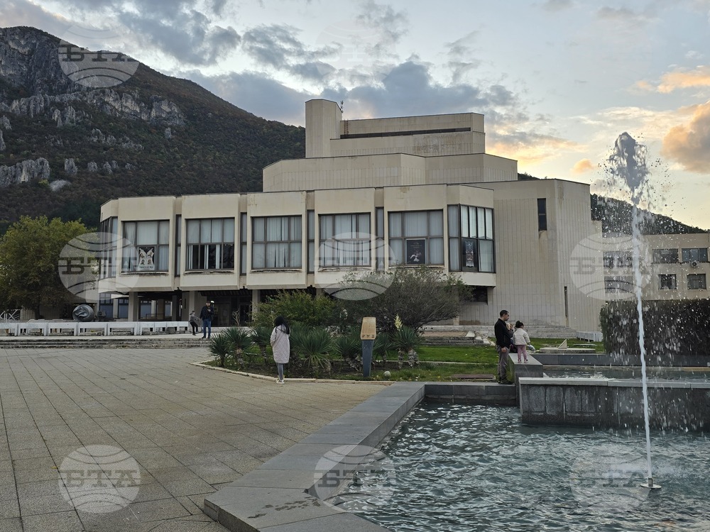 Над 30 събития, турнета, детски и класически заглавия са подготвили от Драматично-куклен театър – Враца през декември 