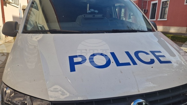 Полицията в Разград санкционира водач, шофирал по плочника пред Дома на техниката в града