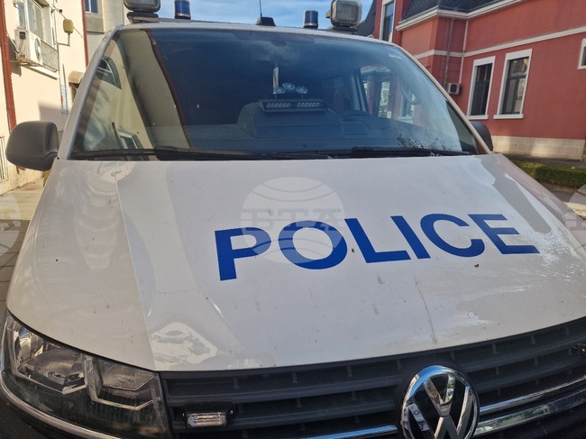 Полицията в Разград санкционира водач, шофирал по плочките пред Дома на техниката в града