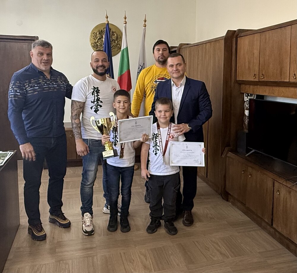 Кметът на Русе Пенчо Милков награди малките каратисти от СК „Бушин" за триумфа им в Букурещ