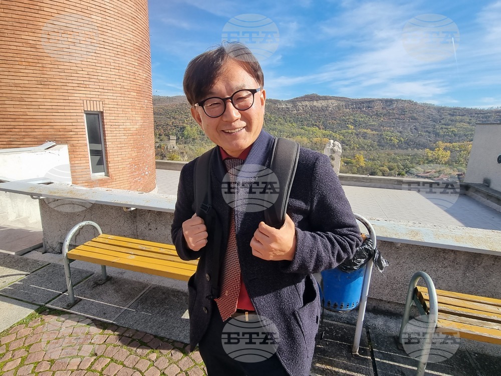 Впечатляващо е уважението, с което българите се отнасят към делото на народните будители, каза корейският преподавател д-р Джеймс Канг