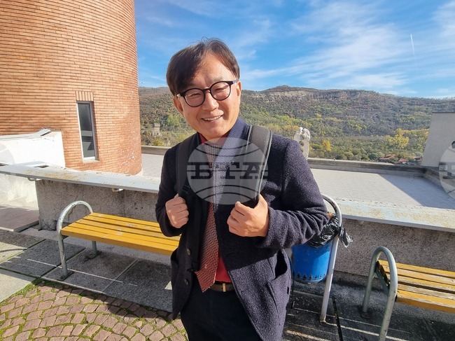 Впечатляващо е уважението, с което българите се отнасят към делото на народните будители, каза корейският преподавател д-р Джеймс Канг