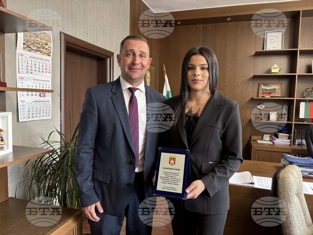 Младите надежди в спорта Пресиян Генов и Натали Тасева получиха парични чекове и плакети за високи постижения и титли