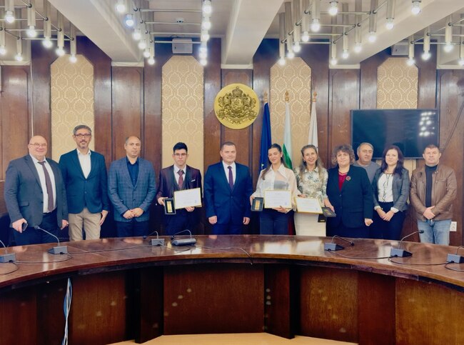 Община Русе: Двама ученици и един студент бяха удостоени с Награда „Русе – 21. век“ 