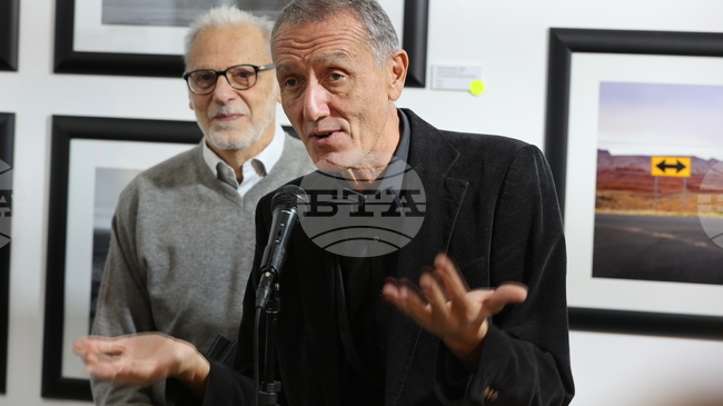 През фотографии искам да покажа нещата, които не мога да кажа, каза Михаил Заимов за изложбата си „Девон“