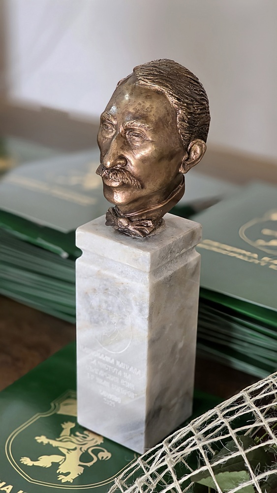 Община Карлово отличи Атанас Капралов с Националната награда за чистота на българския език „Д-р Иван Богоров“