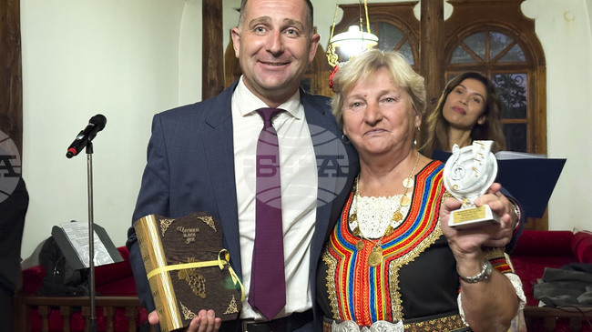 Наградиха девет самоковски читалища за участието им в Националния събор на народното творчество в Копривщица