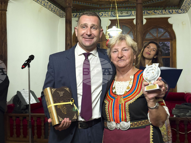 Наградиха девет самоковски читалища за участието им в Националния събор на народното творчество в Копривщица