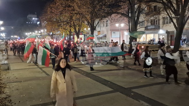 Близо 300 ученици в Перник се включиха във факелно шествие, посветено на Деня на народните будители