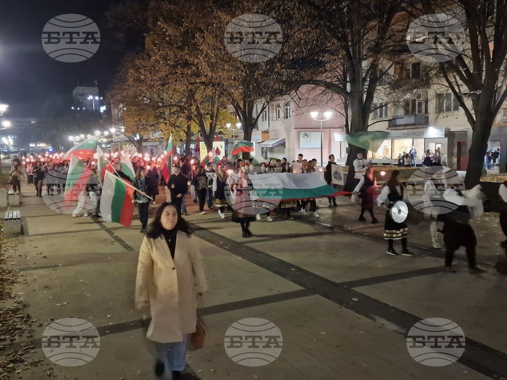 Близо 300 ученици в Перник се включиха във факелно шествие, посветено на Деня на народните будители