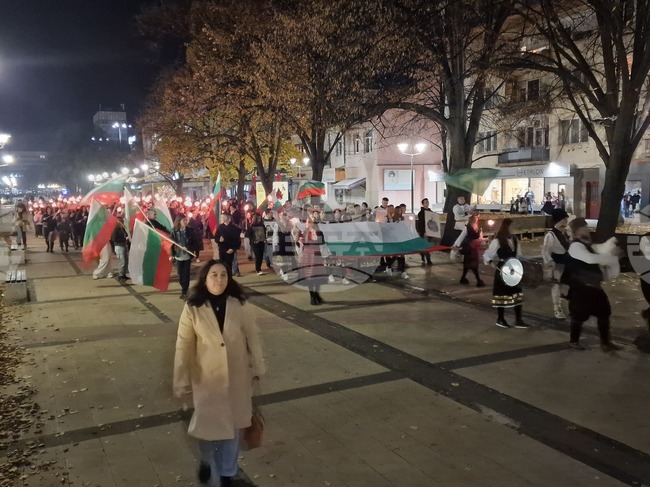 Близо 300 ученици в Перник се включиха във факелно шествие, посветено на Деня на народните будители