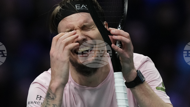 Александър Бублик и Феликс Оже-Алиасим са първите полуфиналисти на турнира по тенис "Мастърс" в Париж