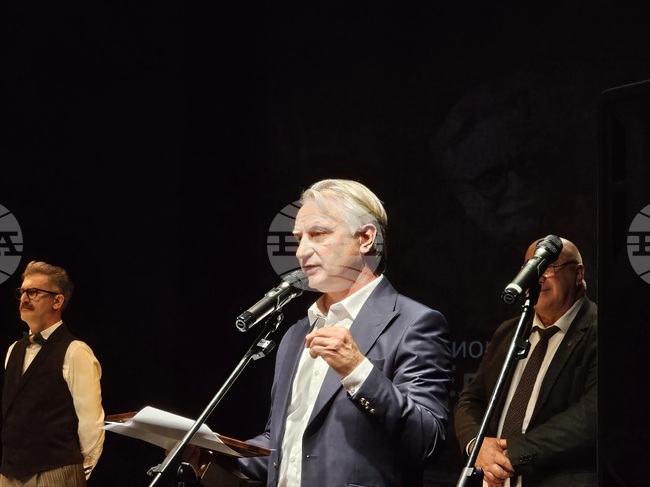 Литературата е, за да превръща преживяването в памет, каза Захари Карабашлиев при получаването на националната награда "Елиас Канети" в Русе