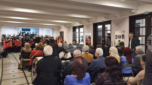 Концерт и фотоизложба посветиха на Деня на народните будители разградският хор "Железни струни" и горнооряховският „Славянско единство“ 