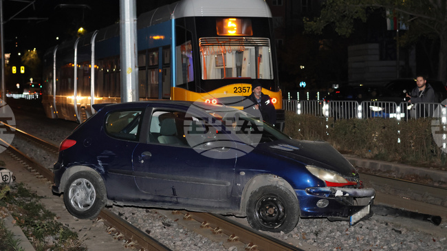 Лек автомобил навлезе на трамвайните релси в района на "Руски паметник" в София