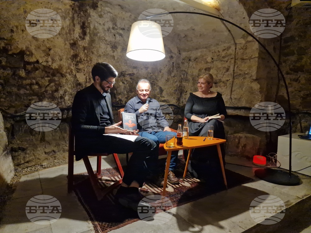 Писателят Галин Никифоров говори във Велико Търново за новия си роман „Бяла светлина“