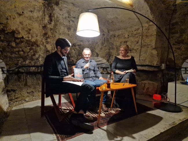 Писателят Галин Никифоров говори във Велико Търново за новия си роман „Бяла светлина“