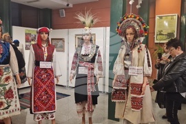 Разград - изложба - носии и шевици