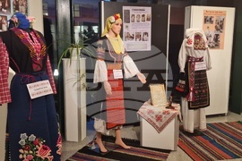 Разград - изложба - носии и шевици