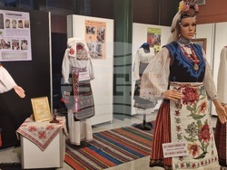 Разград - изложба - носии и шевици