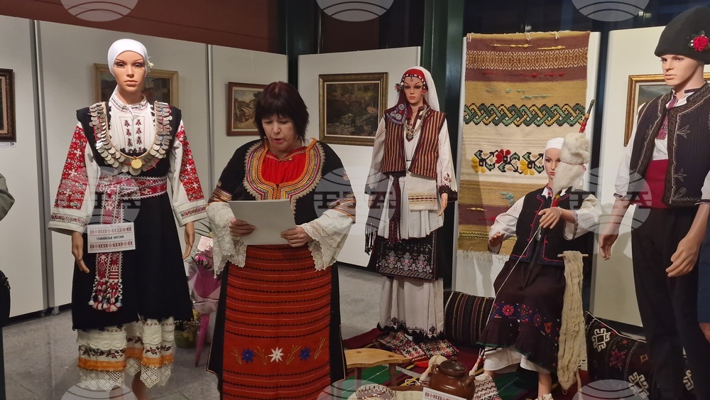 Разград - изложба - носии и шевици